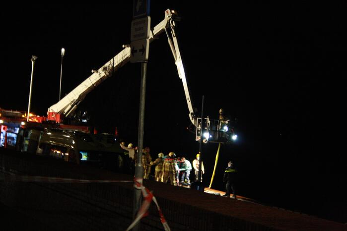 Auto belandt in het water