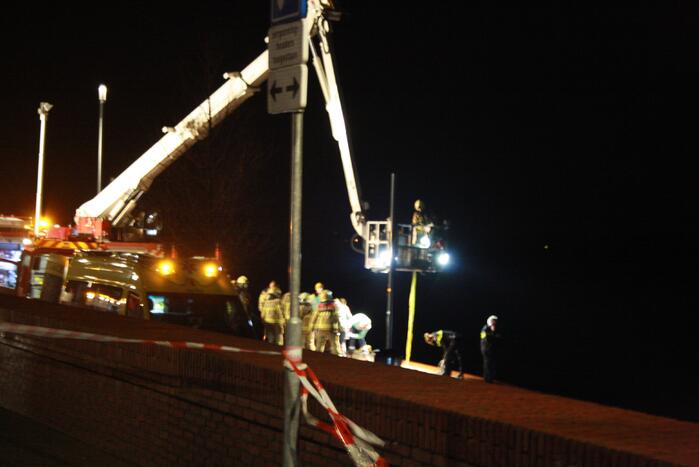 Auto belandt in het water