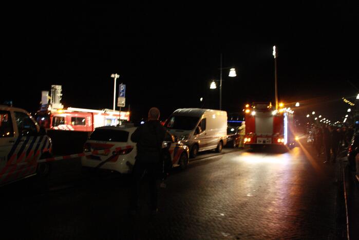 Auto belandt in het water