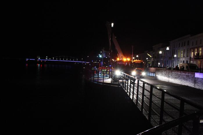 Auto belandt in het water