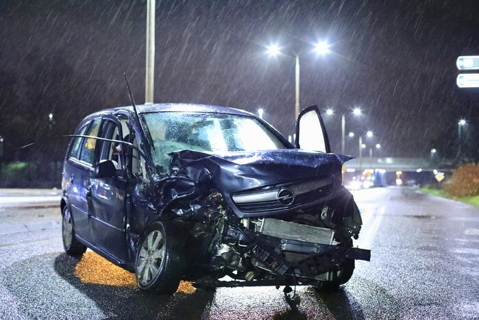 Twee auto's botsen op kruising