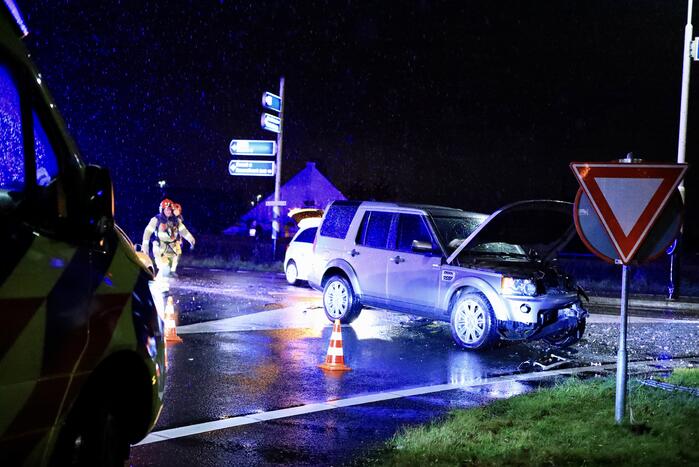 Twee auto's botsen op kruising