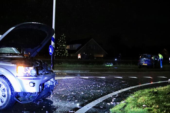 Twee auto's botsen op kruising