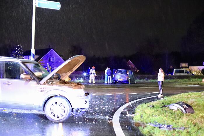 Twee auto's botsen op kruising