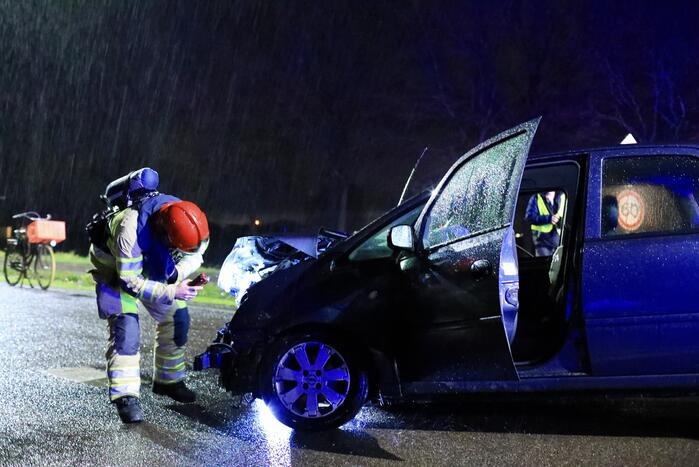 Twee auto's botsen op kruising