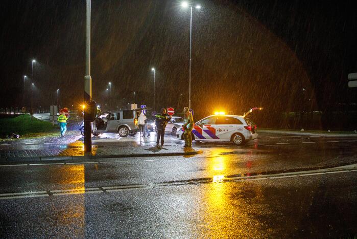 Twee auto's botsen op kruising