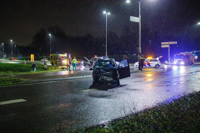 Twee auto's botsen op kruising