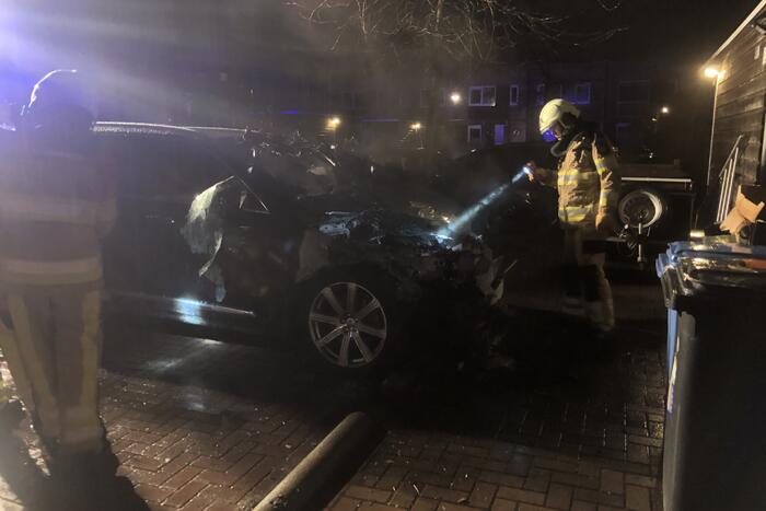 Geparkeerde hybride auto brandt volledig uit