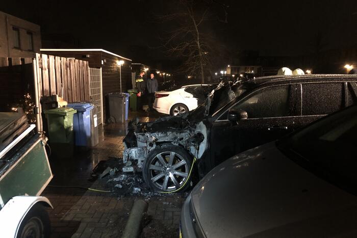 Geparkeerde hybride auto brandt volledig uit
