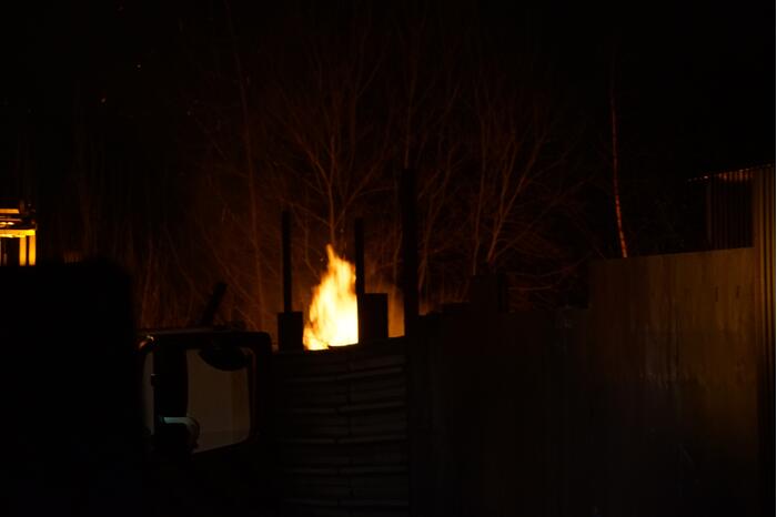 Berg afval in brand gevlogen