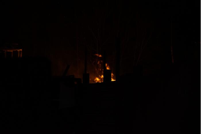 Berg afval in brand gevlogen