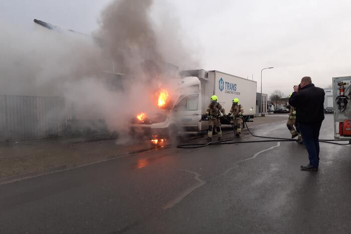 Bestelbus vliegt in brand tijdens rit