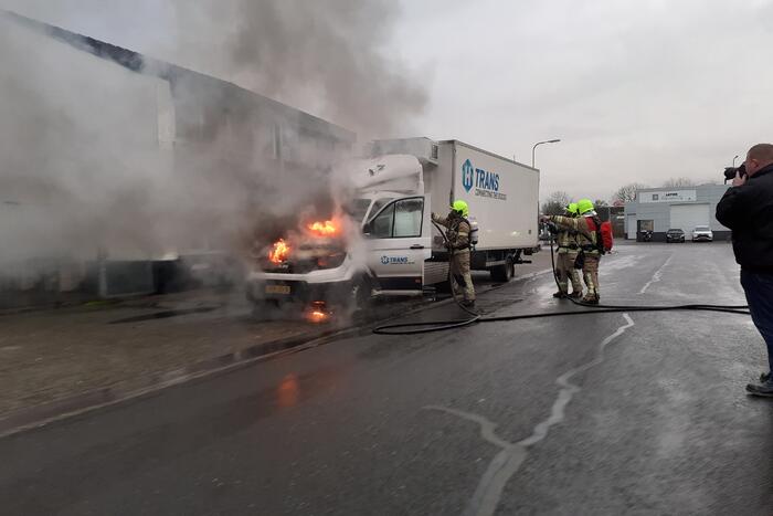 Bestelbus vliegt in brand tijdens rit