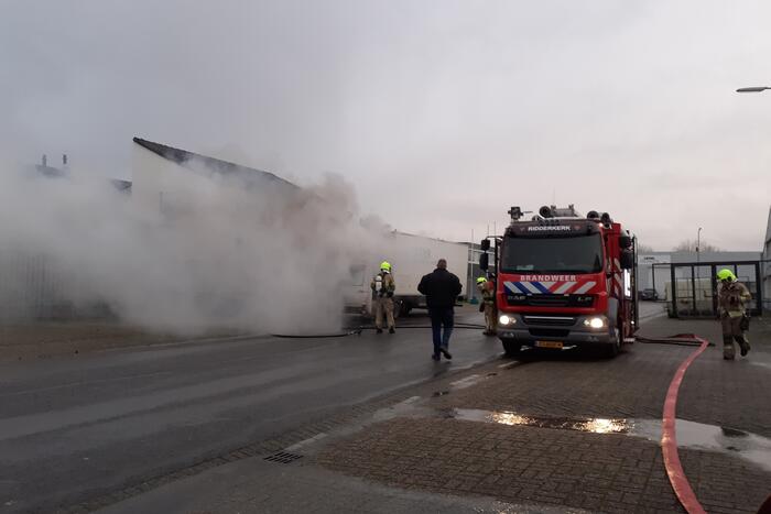 Bestelbus vliegt in brand tijdens rit