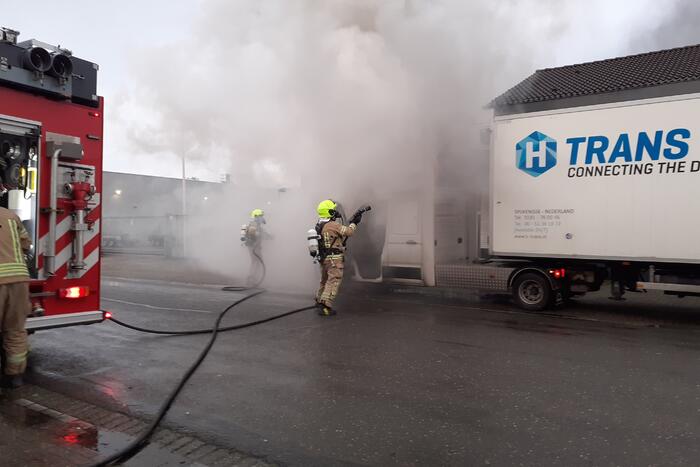 Bestelbus vliegt in brand tijdens rit