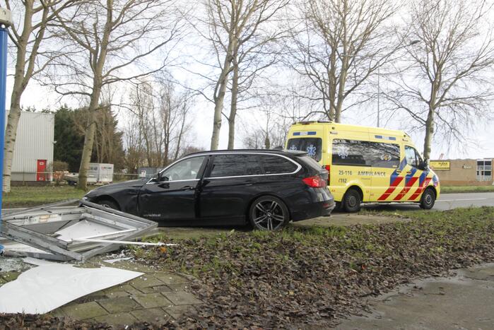 Bushok sneuveld na botsing tussen twee auto's