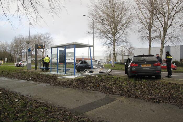 Bushok sneuveld na botsing tussen twee auto's