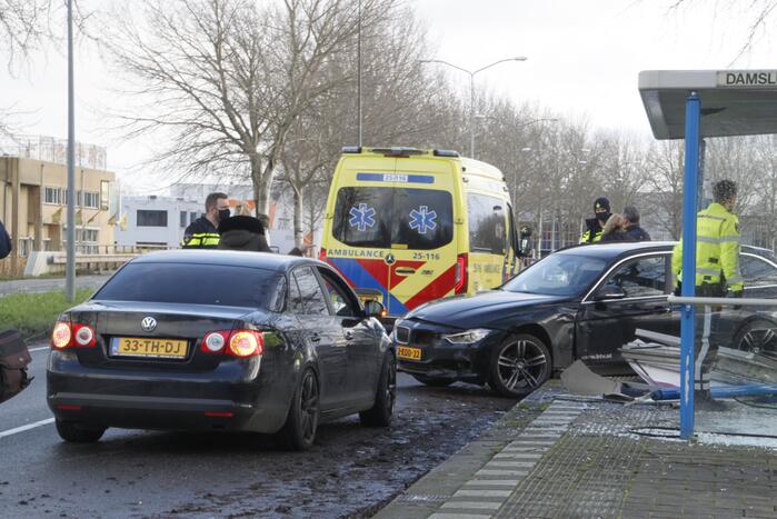 Bushok sneuveld na botsing tussen twee auto's