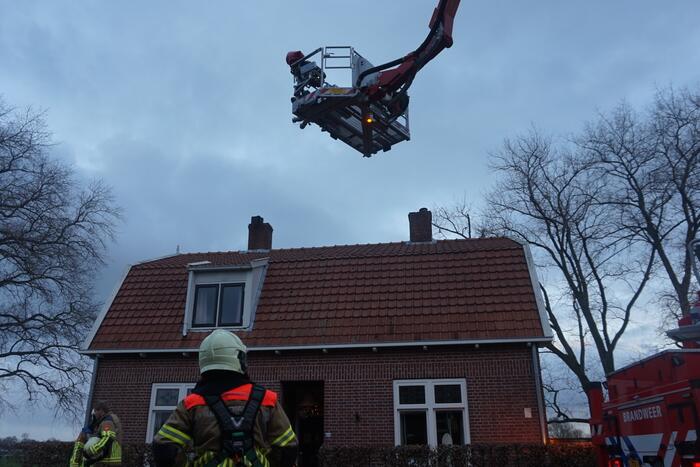 Brandweer veegt schoorsteen na brand