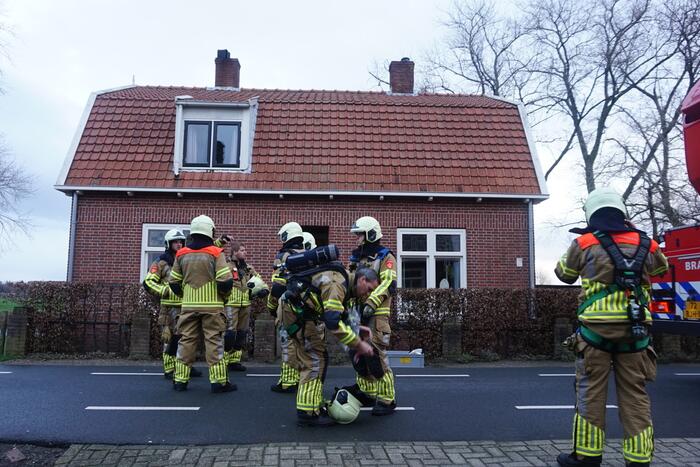 Brandweer veegt schoorsteen na brand