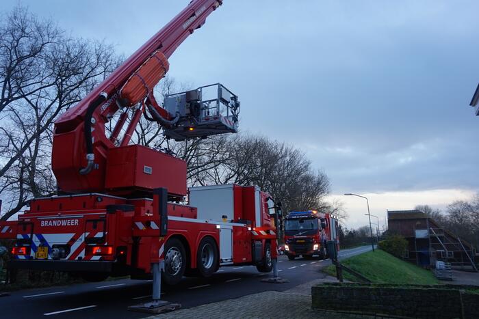Brandweer veegt schoorsteen na brand