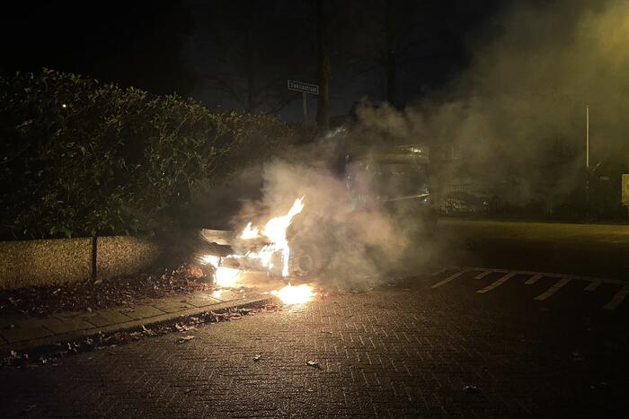 Opnieuw een auto in brand