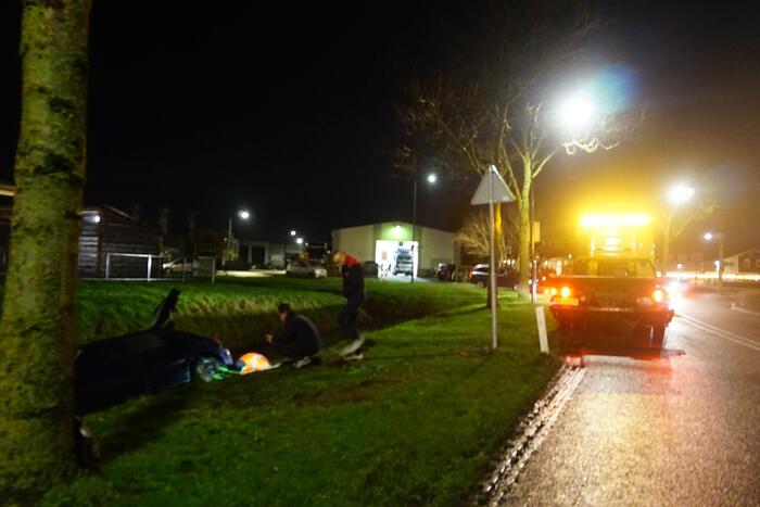 Auto raakt van de weg in een sloot