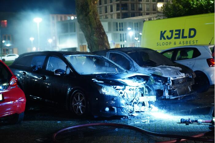 Twee auto's volledig uitgebrand