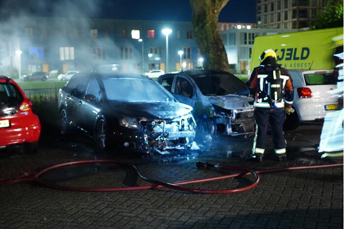 Twee auto's volledig uitgebrand