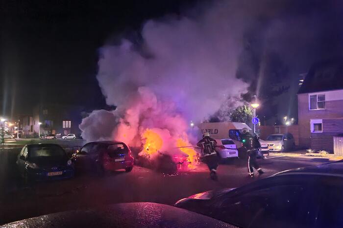 Twee auto's volledig uitgebrand