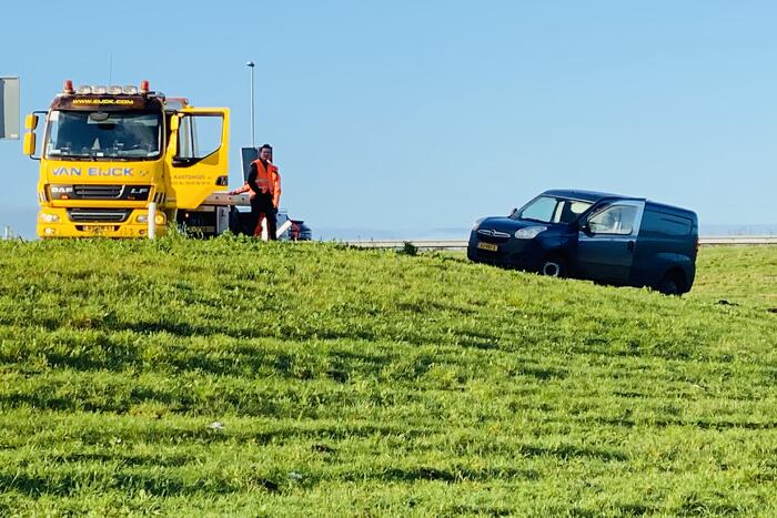 Auto uit de bocht gevlogen op afrit