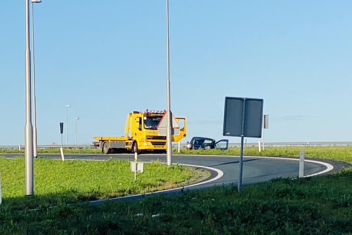 Auto uit de bocht gevlogen op afrit