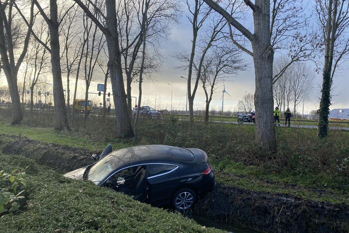 Bestuurder belandt met auto in sloot