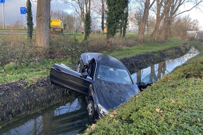 Bestuurder belandt met auto in sloot