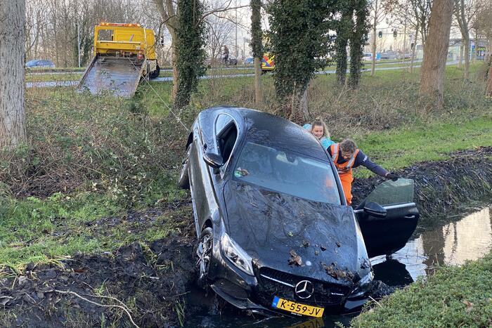 Bestuurder belandt met auto in sloot