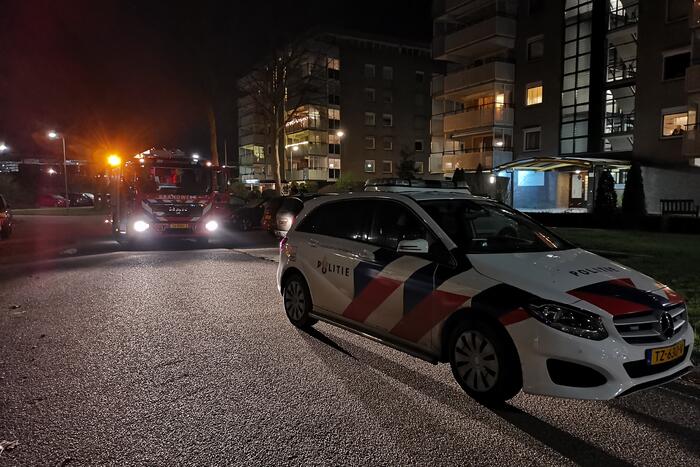 Brandweer blust brand op balkon