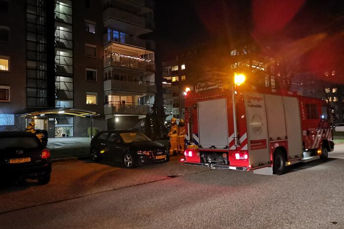 Brandweer blust brand op balkon