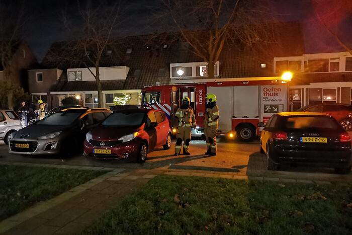 Brandweer blust brand op balkon