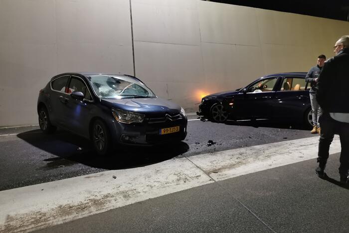 Veel schade bij ongeval tussen twee auto's
