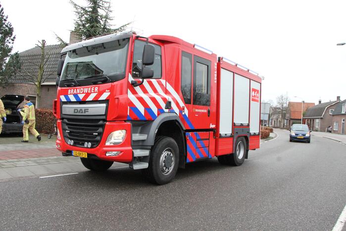 Vrouw zit klem in stoel van auto