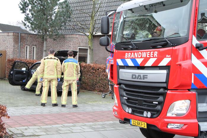 Vrouw zit klem in stoel van auto