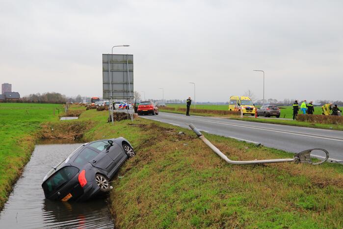Auto belandt in sloot na frontale aanrijding