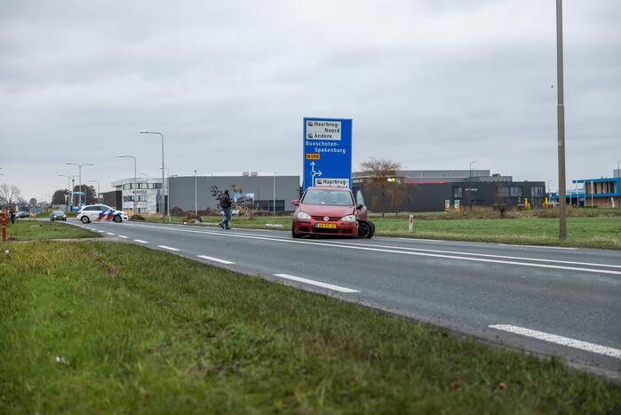 Auto belandt in sloot na frontale aanrijding