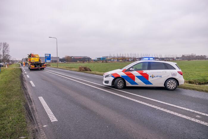 Auto belandt in sloot na frontale aanrijding