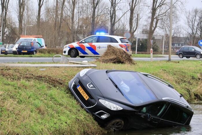 Auto belandt in sloot na frontale aanrijding