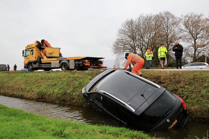 Auto belandt in sloot na frontale aanrijding