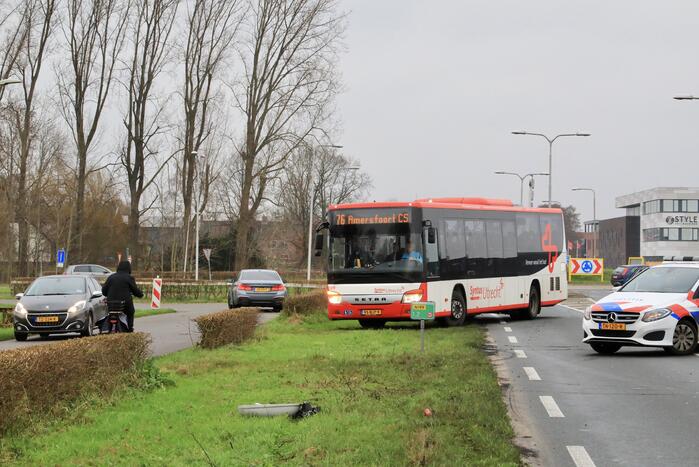 Auto belandt in sloot na frontale aanrijding