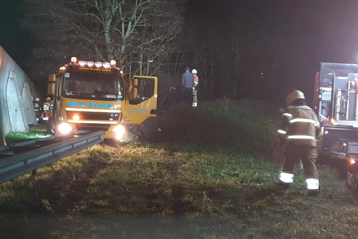 Auto uit de bocht gevlogen en in bosjes geëindigd