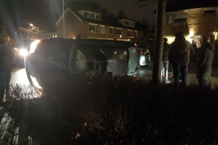 Auto op zijn kant geëindigd