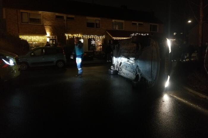 Auto op zijn kant geëindigd